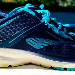 Nearly New! Brooks tennis shoes. Size 8.5 women’s.